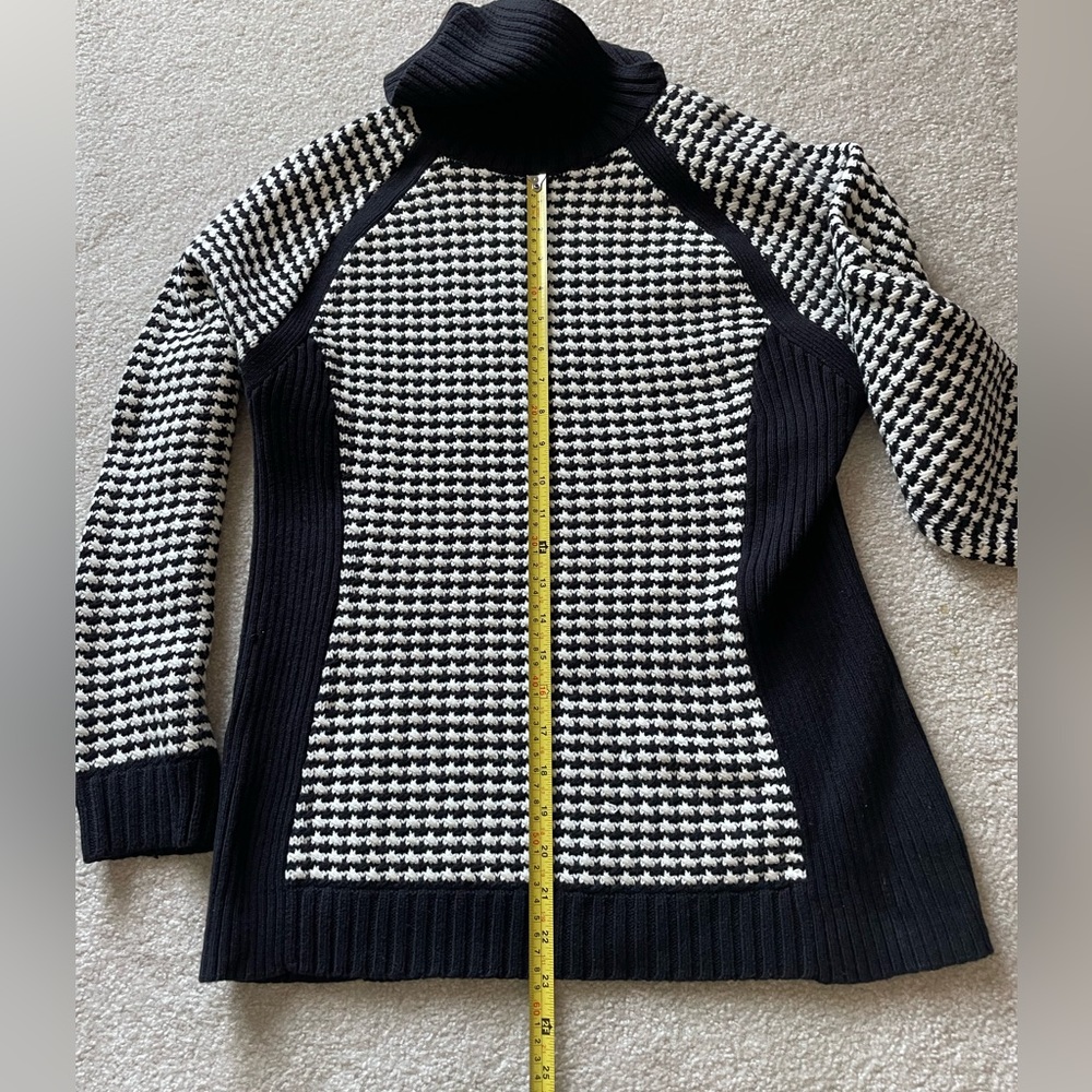 Liz Claiborne Black/White long sleeve cotton/acrylic sweater. Size Large. - Picture 8 of 12